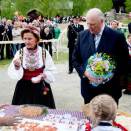 På folkemuseet fikk Kongeparet smake rakfisk fra området (Foto: Kyrre Lien / Scanpix)